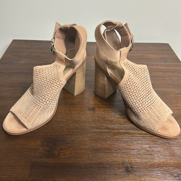 - Marc Fisher Heels Size 8 - Picture 4 of 5